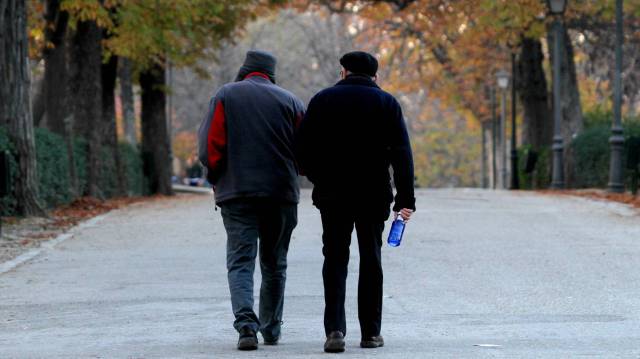 Una pareja de jubilados en el parque del Retiro.