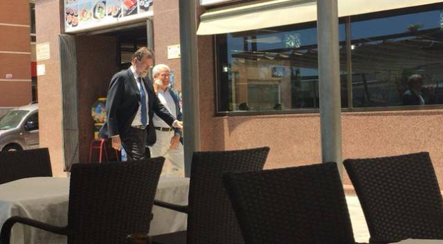 Rajoy paseando por Santa Pola.