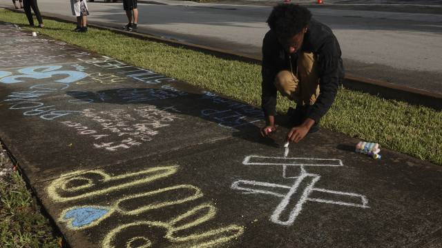 Homenaje al rapero XXXTentacion donde fue asesinado.