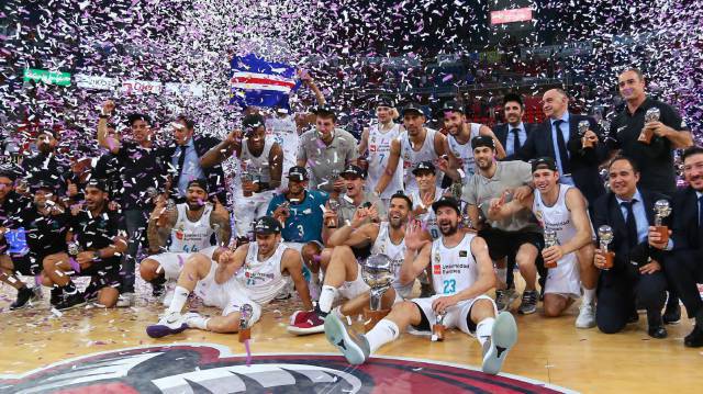 El Real Madrid celebra su 34º título de Liga.