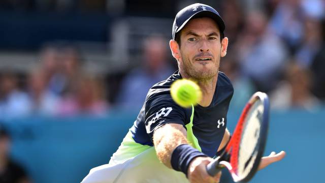 Murray devuelve la pelota contra Kyrgios.