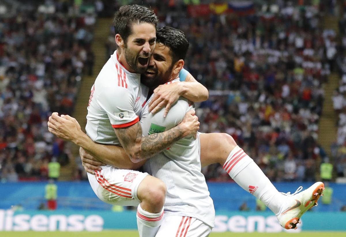 Diego Costa se abraza a Isco tras marcar el único tanto del partido.