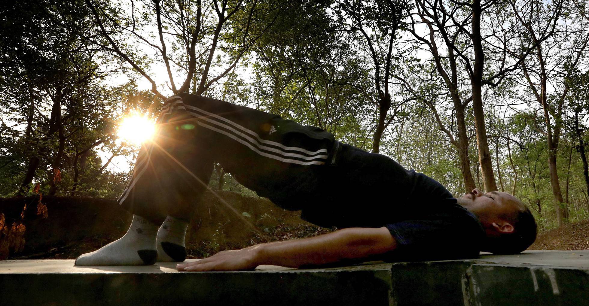 Un hombre practica yoga en Bhopal (India).