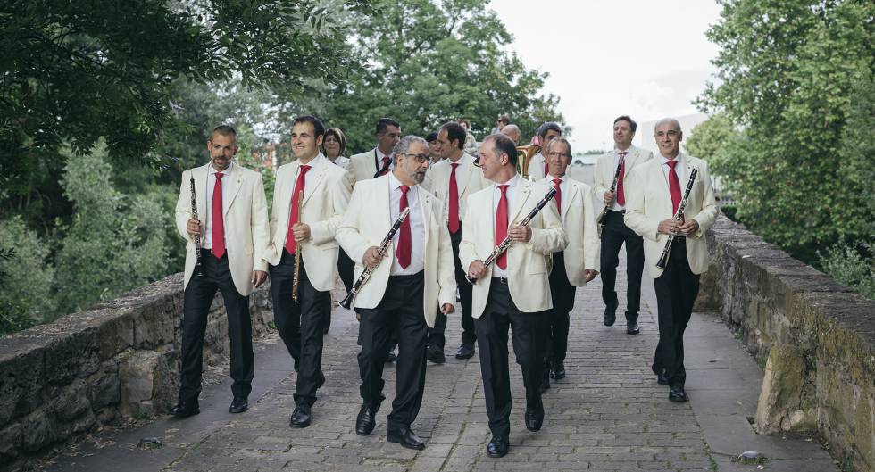 Miembros de la orquesta municipal La Pamplonesa, auténtica banda sonora de los sanfermines.