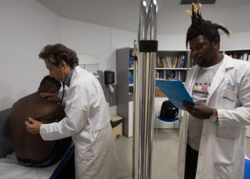 Convencer a los inmigrantes de que no se trafica con su sangre en 30 idiomas