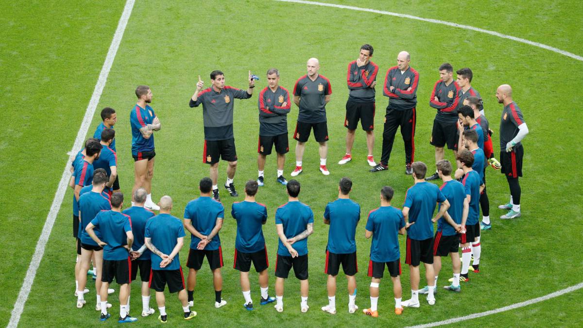 Hierro, con los jugadores de la selección, en Kazán.