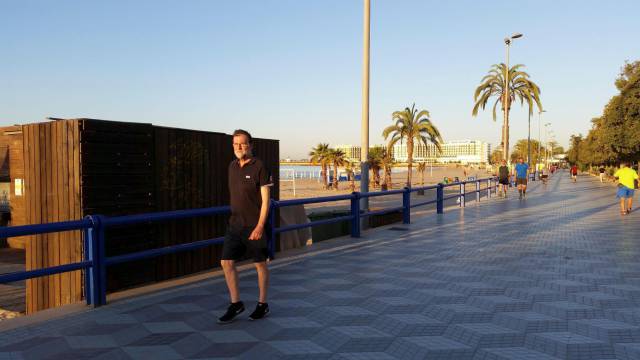 El expresidente, en el paseo marítimo de Alicante.