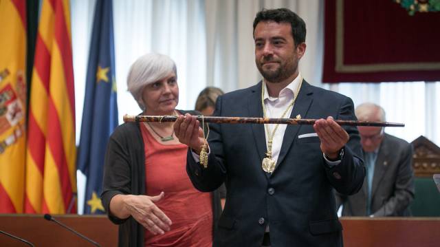 El nuevo alcalde, Alex Pastor, y la alcaldesa saliente.