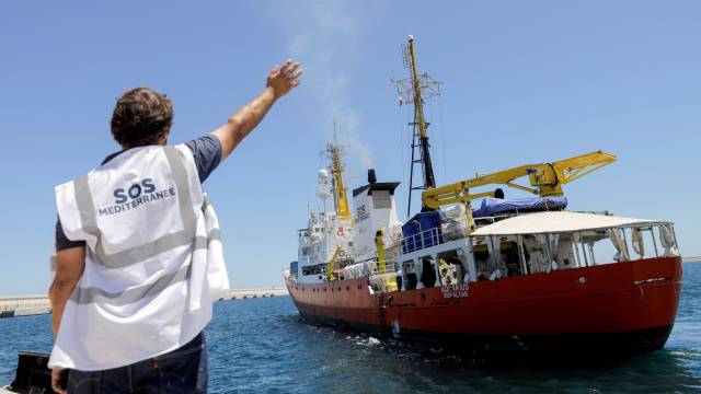 Un miembro de MSF despide al 'Aquarius'.