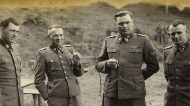Höss, segundo por la izquierda, en Auschwitz.