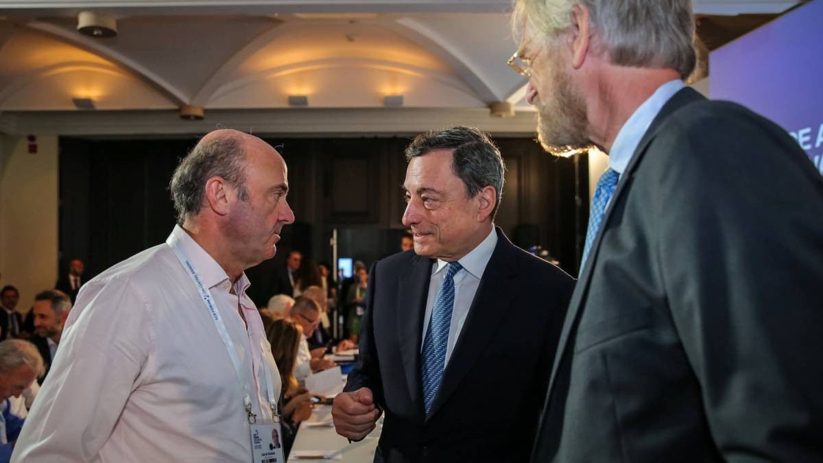 De Guindos habla con Draghi y con Peter Praet.