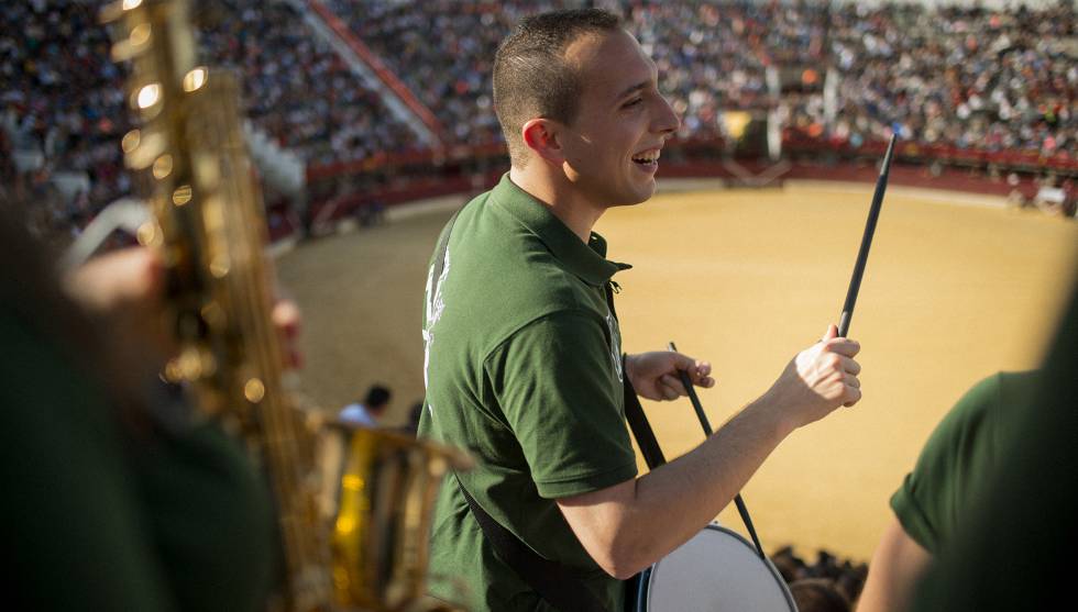 José Luis Fuertes es un ingeniero de 29 años que toca la caja en la charanga Los Piraos. La agrupación musical recorre las fiestas de Castilla y León.
