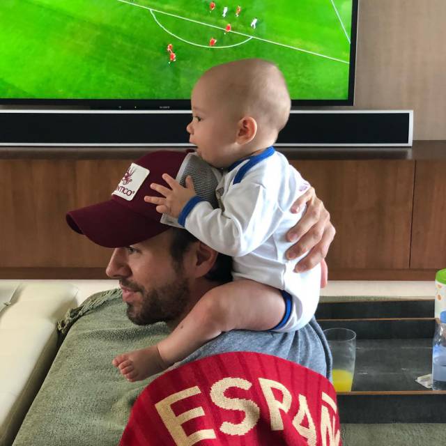 Enrique Iglesias con uno de sus mellizos animando a España en el partido del Mundial en el que se enfrentó a Portugal.