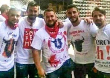 Banyistes d’una piscina municipal increpen membres de la Manada
