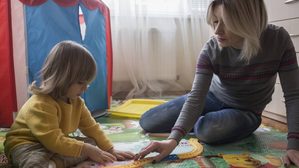 Irina juega con su nieto Ian, hijo de Sasha, en su casa.