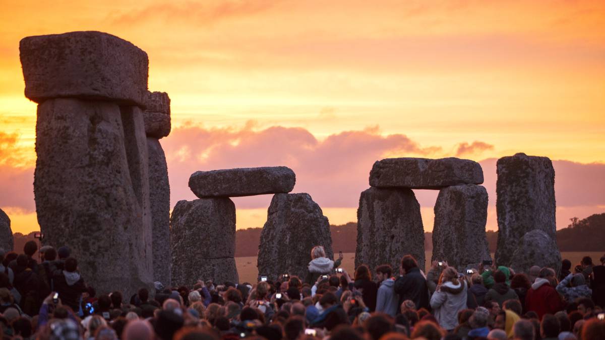 Visitantes a Stonehenge en el solsticio de 2015.