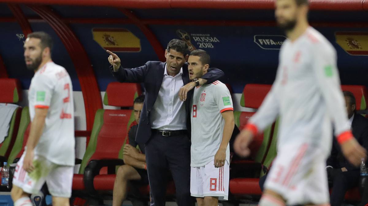 Fernando Hierro da indicaciones a Koke durante el partido frente a Irán.