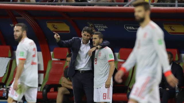 Hierro da indicaciones a Koke ante Irán.