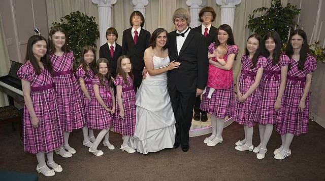 Anna y David Allan Turpin, con sus 13 hijos.