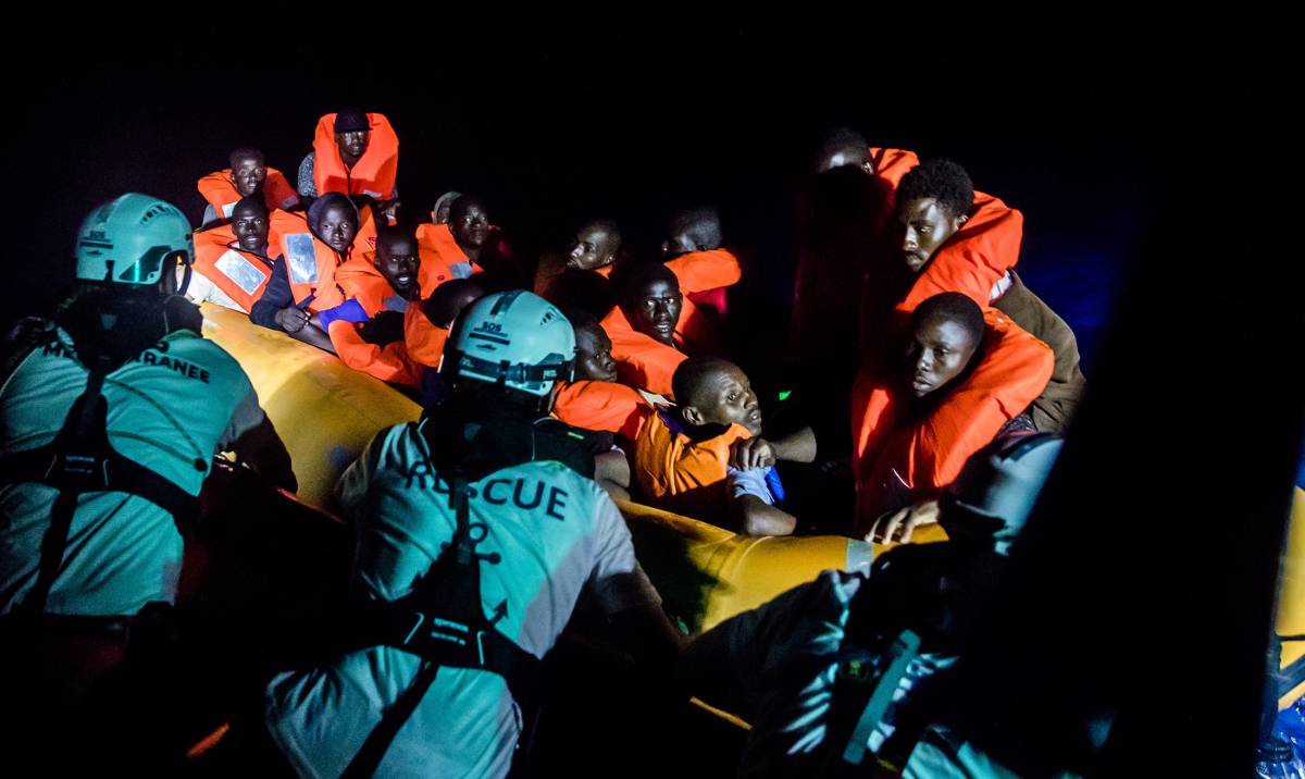 Un grupo de inmigrantes son rescatados por personal del buque 'Aquarius', el 9 de mayo.