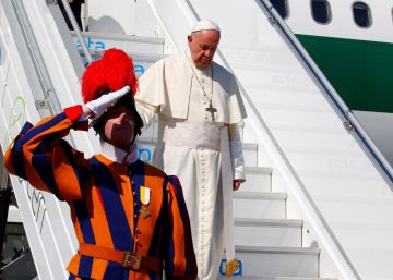 El Papa mira el mapa y los chinos miran al Papa