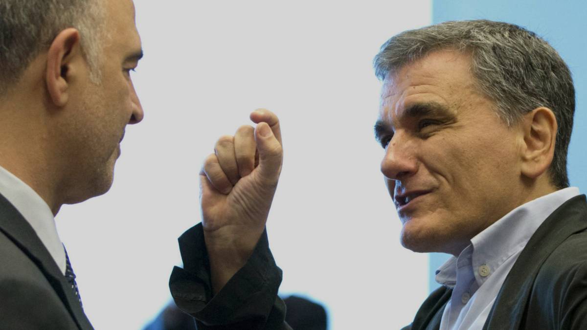 El ministro griego Tsakalotos con Moscovici.