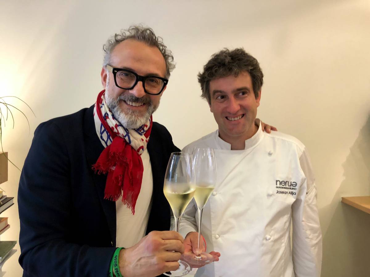 MAXIMO BOTTURA BRINDANDO CON JOSEAN ALIJA EN EL RESTAURANTE NERUA, EL DÍA DESPUÉS CAPEL