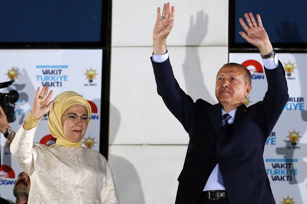 El presidente turco, Tayyip Erdogan, junto con su esposa celebran la victoria.