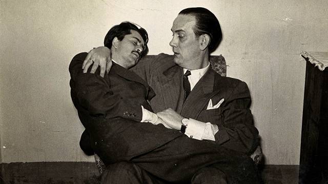El poeta, en brazos de Cela en Segovia en 1952.