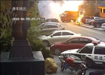 Un camión arde en marcha provocando un gran incendio