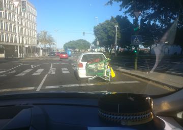 La policía multa a un conductor de Tenerife que llevaba un carrito de la compra de remolque