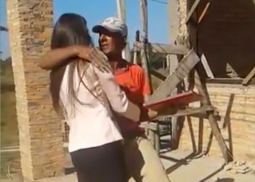 A emocionante entrega de diploma de uma filha ao seu pai em um canteiro de obras