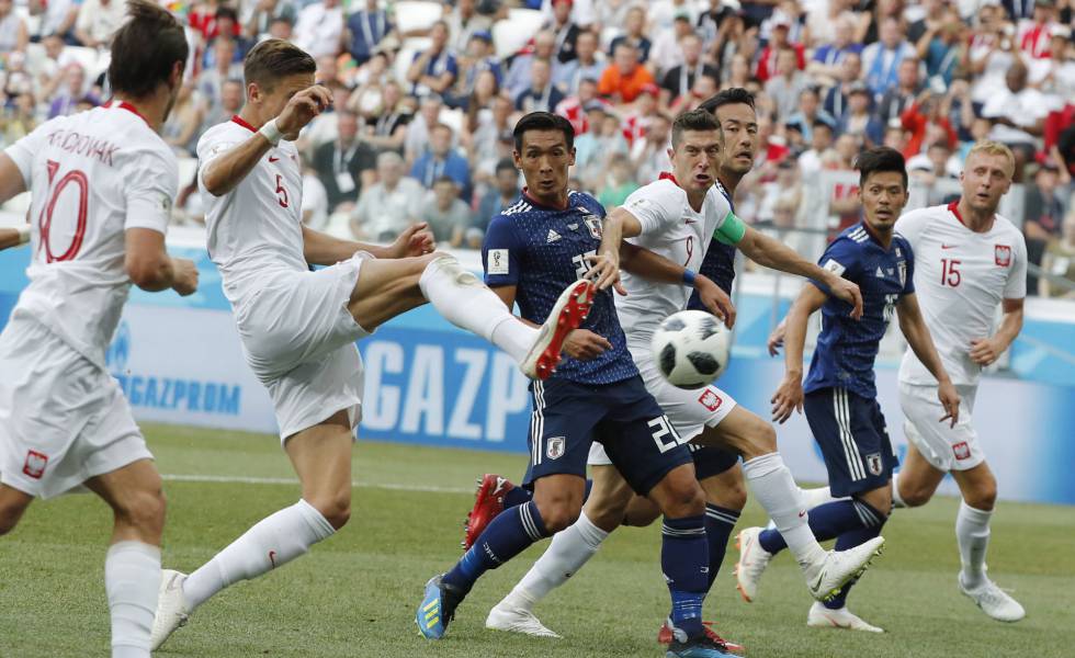 Jan Bednarek controla el balón para marcar el primer gol de Polonia frente a Japón.rn rn