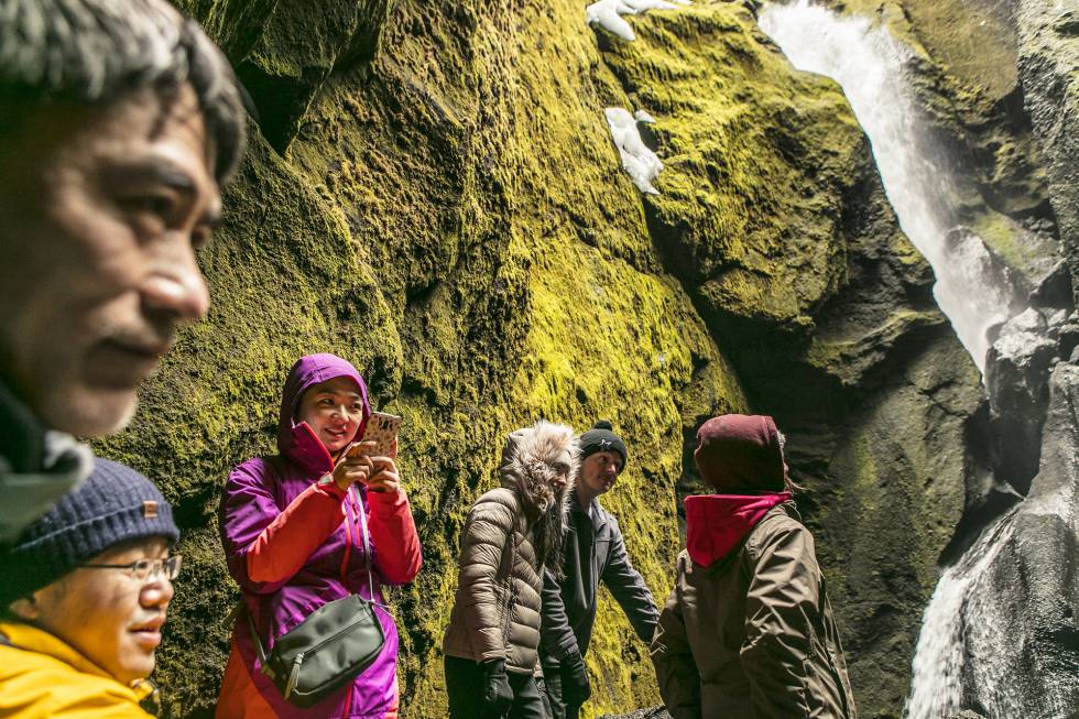 Unos visitantes en el valle donde se encuentra el volcán Eyjafjallajökull, que explosionó en 2010.