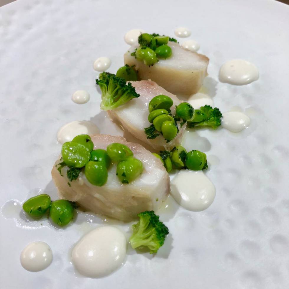 CACHETES (CARRILLERAS) DE UNA CORVINA CON GUISANTES Y EMULSION DE SUS ESPINAS CAPEL