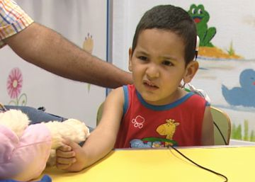 Un niño de tres años escucha por primera vez la voz de su padre gracias a un implante coclear