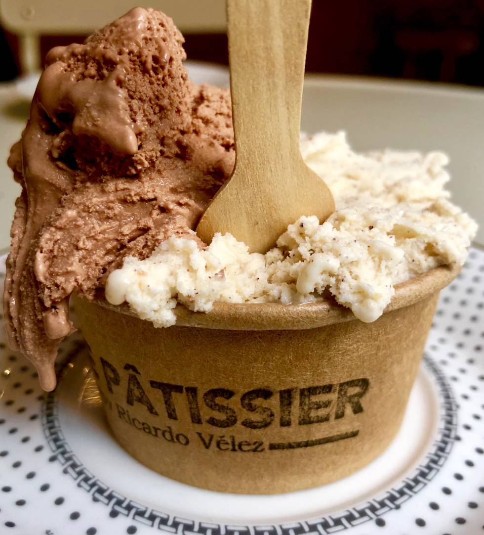 TARRINA DE HELADOS DE AVELLANAS DEL PIAMONETE Y CHOCOLATE GUANAJA CAPEL