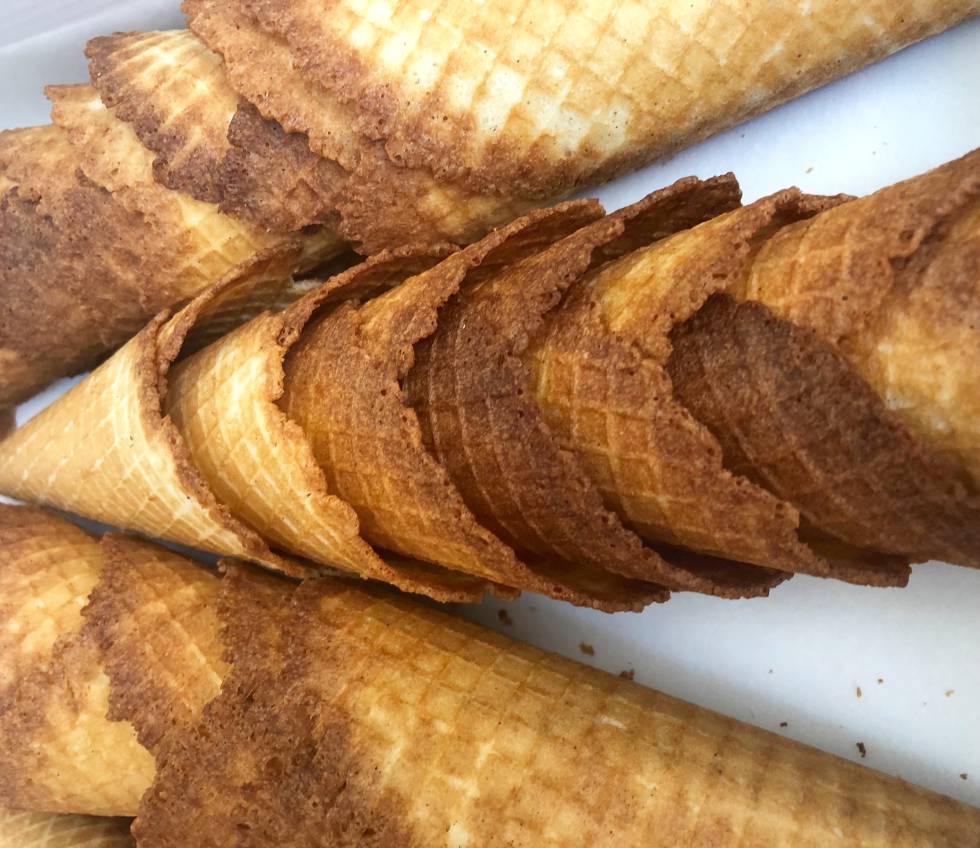 CONOS DE MASA DE BARQUILLO ELABORADOS A MANO, UNO A UNO CAPEL