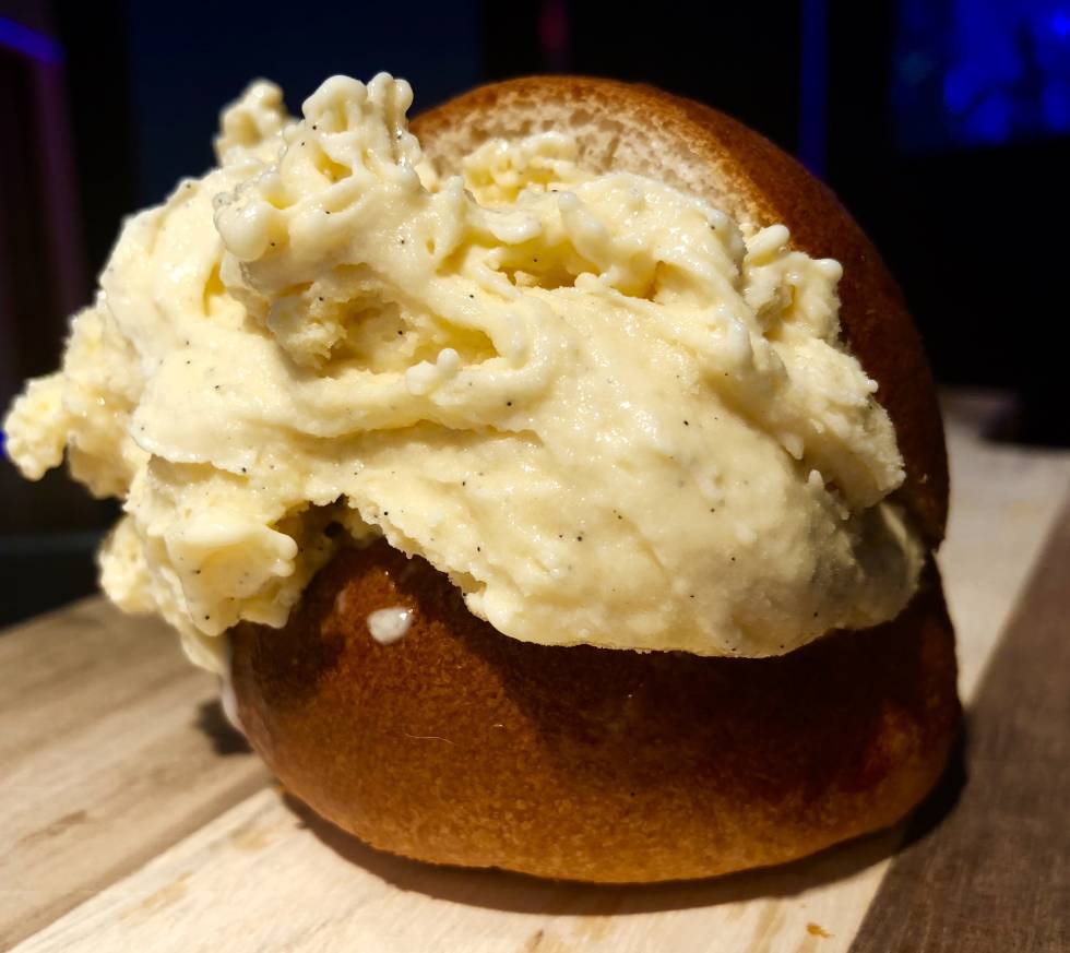 AL ESTILO DE SICILIA, BRIOCHE RELLENO DE HELADO DE VAINILLA CAPEL