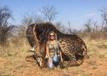 Caçadora exibe uma girafa morta como troféu e é chamada de “neandertal”