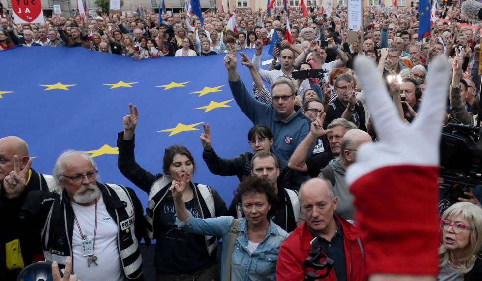 Protestas en Polonia contra la reforma del Tribunal Supremo, en imágenes