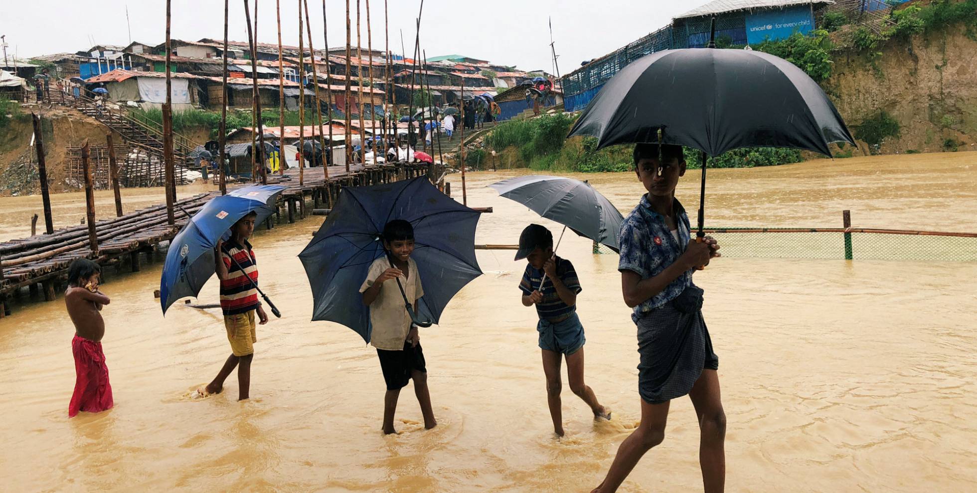 Inundaciones e el campamento de Kutupalong por las fuertes lluvias.