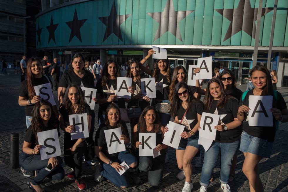 Sanya y Conchi (con la i y la r en la fila superior) junto a sus amigas antes del concierto.