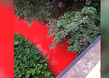 El derrame de una fábrica china tiñe de rojo un río