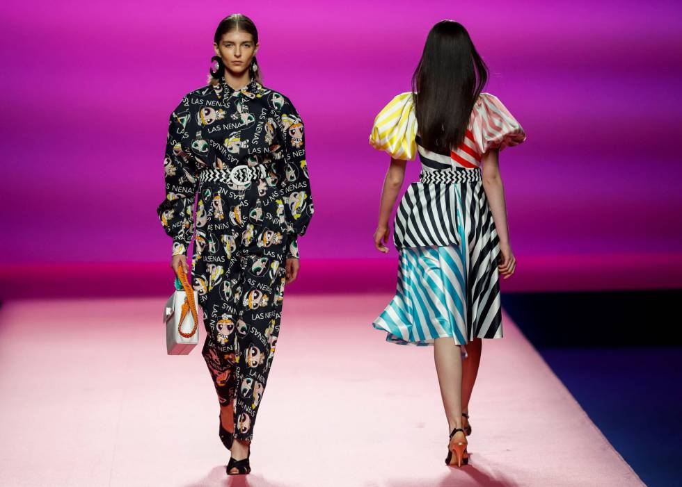 Dos modelos desfilan con diseños de la colección de María Escoté para PrimaveraVerano 2019-
