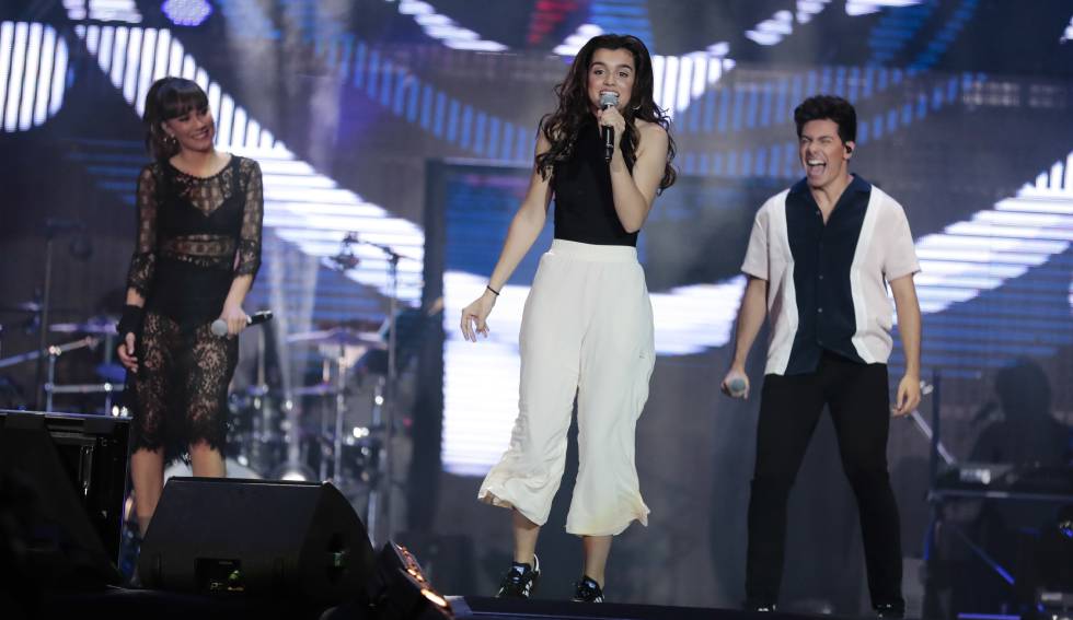 Amaia, entre Aitana y Alfred en el concierto del Santiago Bernabéu celebrado el 28 de junio de 2018.