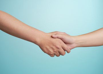 Por qué deberíamos dejar de dar la mano y probar otras formas de saludar
