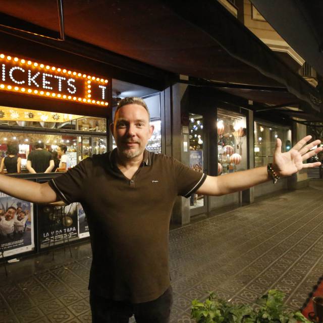 Albert Adrià, ante su restaurante Tickets.