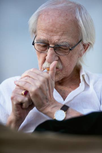 Antonio Escohotado enciende un cigarrillo durante la entrevista que concedió a ICON. Decir que posó para la revista sería esta vez faltar a la verdad.