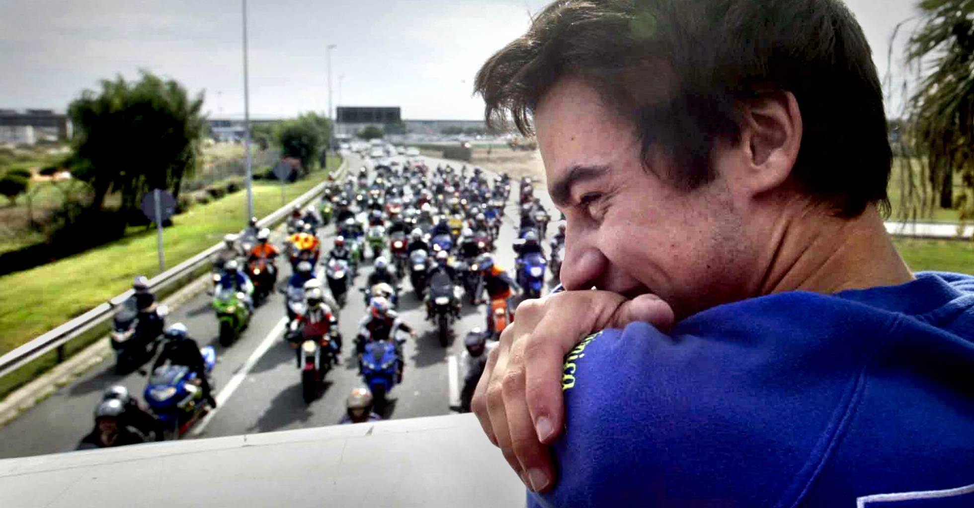 Dani Pedrosa, campeón del mundo de motociclismo en la categoría de 250cc, muestra su alegría montado en un autobús de dos pisos, seguido por una multitud de aficionados en moto, en Barcelona.